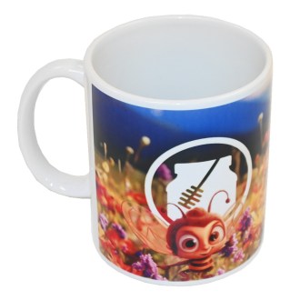 Tasse mit kindlichem Motiv einer Biene in der Blüte