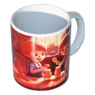 Tasse mit kindlichem Motiv von Kindern beim Honig