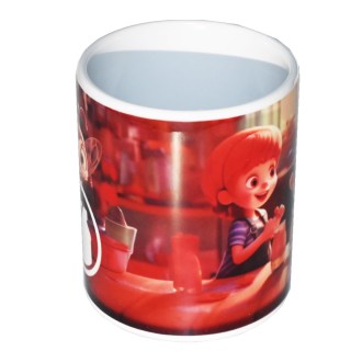 Tasse mit kindlichem Motiv von Kindern beim Honig