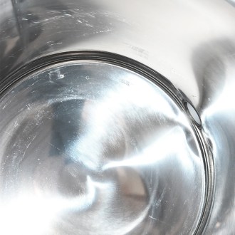 Abfüllkübel 50 kg Mellarius MaxiLine aus Edelstahl und vier Spannverschlüssen